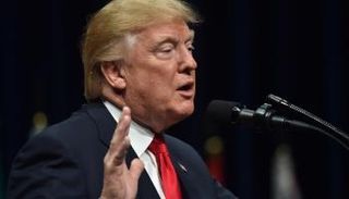 ترامب خلال حديثه للصحفيين - أ. ف. ب