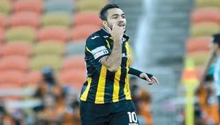 كهربا يرتدي قميص الأهلي