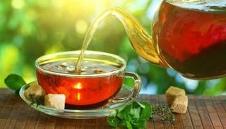 خطر الإصابة بالجلوكوما ينخفض بين من يشربون كوبا من الشاي الساخن يوميا