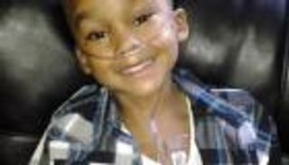 أخضعت ابنها لـ13 جراحة "لا لزوم لها" فاعتقلتها الشرطة