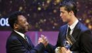 رونالدو يتساوى مع بيليه