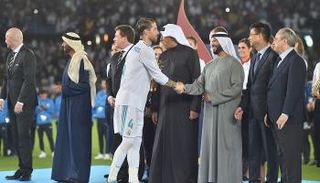 ابن غليطة يصافح راموس لاعب ريال مدريد 