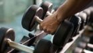 7 نصائح عند حمل أوزان أثقل في التمارين