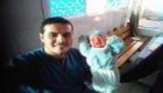 سيلفي وفيسبوك يعيدان رضيعا مصريا لأمه 