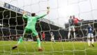 مانشستر يونايتد يفوز بصعوبة في الدوري الإنجليزي