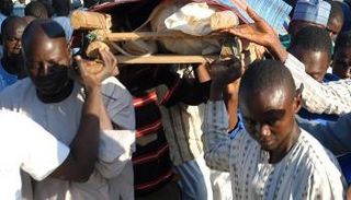 النيجيريون يشيعون أحد ضحايا الهجمات الإرهابية - أرشيفية