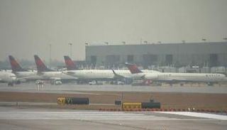 الطائرات متوقفة بمطار أتلانتا - رويترز