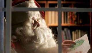 بابا نويل يقرأ البريد - أرشيفية