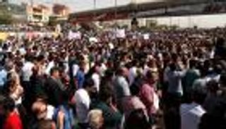 متظاهرون أكراد يحرقون مقرات حزبية وأمنية بالسليمانية