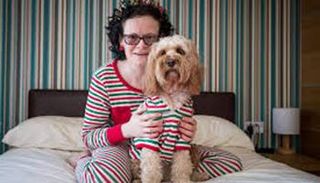 السيدة البريطانية تدلل كلبتها في الكريسماس