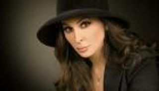 إليسا تحتفل باليوم العالمي للغة العربية إكراما لوالدها