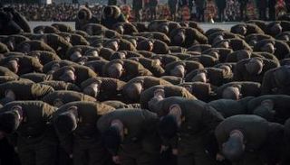 جنود ينحنون أمام تمثالي كيم سونج وكيم جونج - الفرنسية