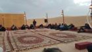 بالصور.. "المسرح الصحراوي" بالشارقة.. مسامرة فكرية تحت زخات المطر