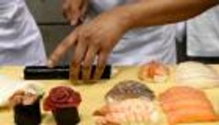 بالصور.. جامعة يابانية لتعليم تناول "السوشي"