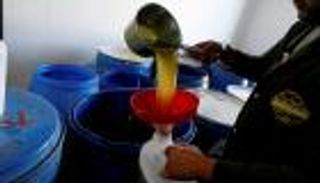 بالصور.. زيت الزيتون.. وصفة تونس لعلاج اقتصادها المأزوم