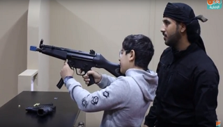 أحد المشاركين في غرفة الرماية في جناح شرطة أبوظبي 