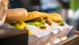 "أبوظبي للمأكولات".. فائز وحيد بتحدي تناول 2 كيلوجرام من البرجر