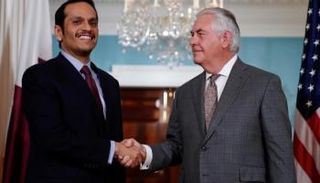 تيلرسون يصافح نظيره القطري في واشنطن