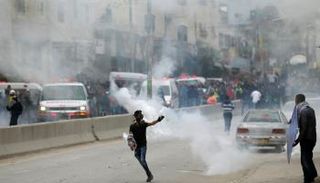 المتظاهرون الفلسطينيون في مواجهة الاحتلال بالضفة الغربية- (رويترز)