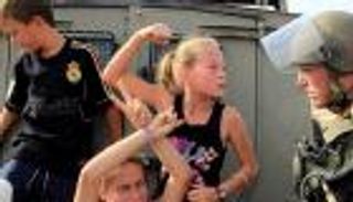 "الحرية لعهد التميمي".. عريضة عالمية للإفراج عن "طفلة الغضب الفلسطيني"