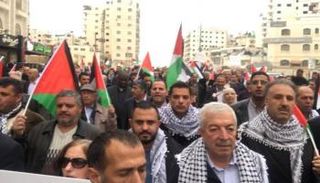 القيادي الفلسطيني محمود العالول فى مقدمة مسيرة برام الله