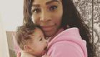 لاعبة تنس شهيرة تطلب المشورة للتعامل مع "تسنين" طفلتها