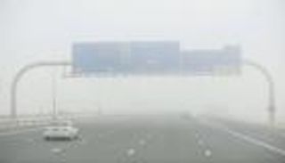 "أرصاد الإمارات" تحذّر السائقين من تدني الرؤية الأفقية