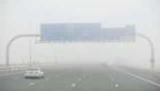 "أرصاد الإمارات" لسائقي السيارات:  الضباب مستمر حتى الجمعة