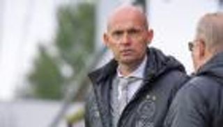 أياكس أمستردام يقيل مدربه بعد الخروج من كأس هولندا