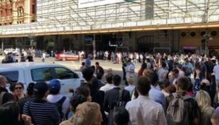 تجمهر المارة في مكان الحادث 