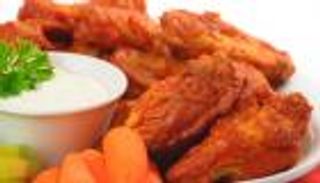 طريقة عمل أجنحة الدجاج بالفرن.. مع الخضروات ومقرمشة