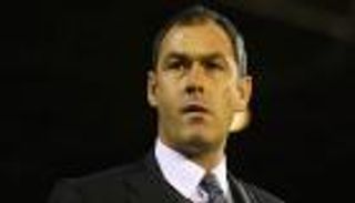 سوانزي سيتي يقيل مدربه لسوء النتائج