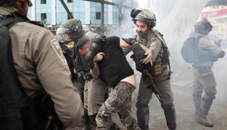 الاحتلال يعتقل فلسطينيا خلال الاحتجاجات