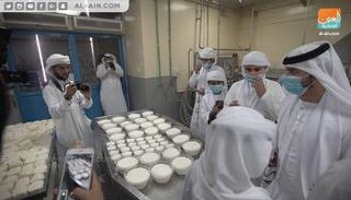 الطلاب خلال زيارة مصنع الأجبان