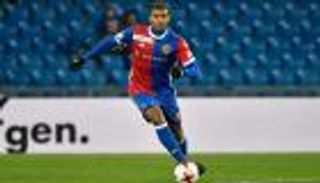 ليفربول ينافس بروسيا دورتموند على مدافع بازل