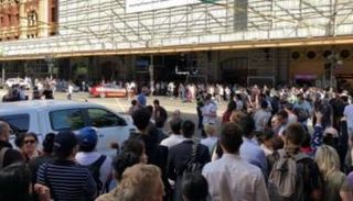 تجمهر المارة في مكان الحادث