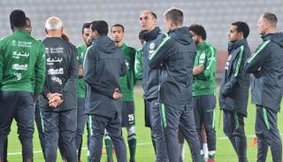 مدرب الأخضر مع اللاعبين