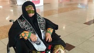 الوالدة أم علي تساند الأبيض في خليجي 23