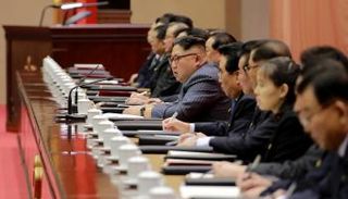 كيم يو-يونج تجلس بالقرب من شقيقها خلال مؤتمر للحزب - رويترز