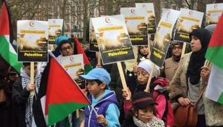 متظاهرون أمام السفارة الأمريكية في لندن تنديدا بقرار الاعتراف