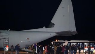 اللاجئون خلال وصولهم مطار روما - رويترز