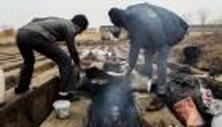 إيران.. بين سكان المقابر وضريح الخميني