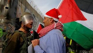 قوات الاحتلال تعترض مسيرة بابا نويل في بيت لحم - رويترز