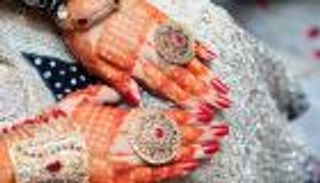 بالصور.. رسم الحناء ثقافة محلية تتجه للعالمية