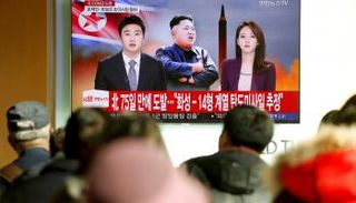 مواطنون بكوريا الجنوبية أثناء إعلان تجربة جديدة لبيونج يانج (رويترز)