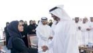 محمد بن زايد يستقبل الطالبة المخترعة فاطمة الكعبي