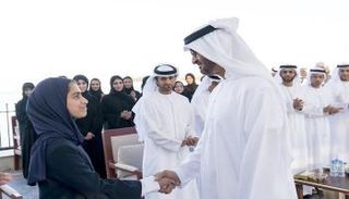 محمد بن زايد يستقبل الطالبة المخترعة فاطمة الكعبي