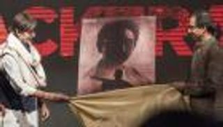 أميتاب باتشان يحتفل بتصوير فيلم عن صديقه السياسي