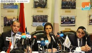 وزيرة الاستثمار المصرية تتوسط رئيس البورصة ونائبه