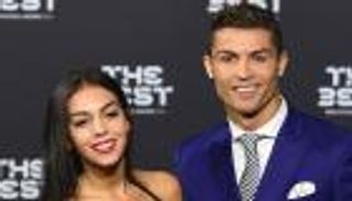 خطيبة كريستيانو رونالدو تواجه الانتقادات بسبب صورة "الكريسماس"